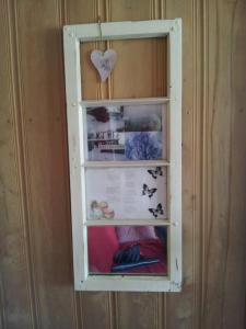 Det ferdige resultatet, hengt opp på veggen i hytta