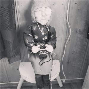 Shabby chic-krakk og strikkende bestemordukke