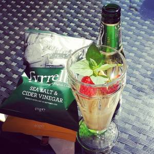 Brunost-is, Carlsberg og potetgull med salt- og eddiksmak. Yummy <3