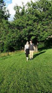 Liv Katrine og Håvard under det store kiresbærtreet på bråtan. 