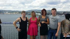 På soldekk mens båten kjørte ut fra Oslo. Det blåste deilig vind.