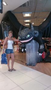 Inne i en stor lekebutikk. 