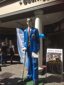 En veldig lang statue. 