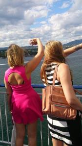 Camilla og jeg vinker til forbigående båter.