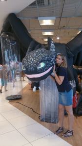 Camilla og en stor tøydrage. 