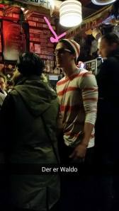 Waldo står i baren. 