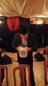 Thomas koser seg med hjemmebrygget øl. 