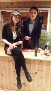 Er reklame for" Bra Bemanning", hvor Lars og Thomas jobber. 