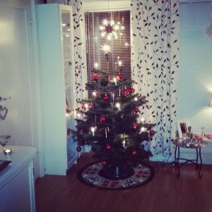 Elin har pyntet juletreet. 