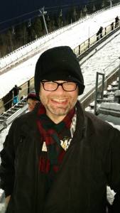 Jeg titter frem i bakgrunnen. 