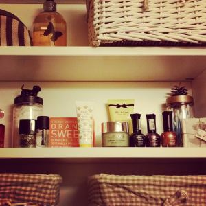 Hundekrukke med bomullpads og konglekrukke med q-tips. 