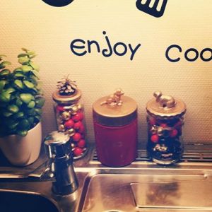 Olivenglass med kongle, tekrukke med hund og syltetøyglass med kanin. Fulle av sjokolade. 