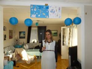 En overasket Camilla nyter et glass alkoholfri champagne. 