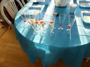 Alkoholfritt sprudlevann med en bit jordbær i. 