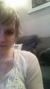 Noen sniker bak ryggen min.