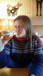 God stemning. Tonje nyter en øl. 