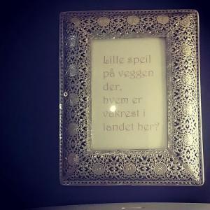 Bilde som henger på badet på Heim. 