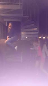 Tonje sitter på Nikkers-elgen og Tina spanker den. 