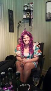 Ann Kristin kler lilla hår. 