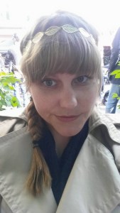 Et glass vin på Grunerhaven. Har på meg min nye hodepynt. 