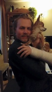 Jonas koser med Mira.