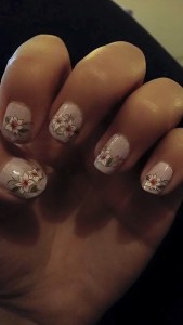 Hadde pyntet neglene også. 