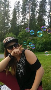 Sara er omgitt av bobler. 