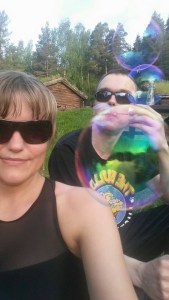 Remi blåser store bobler. 