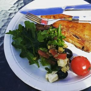 Krydret grillribbe og salat. 